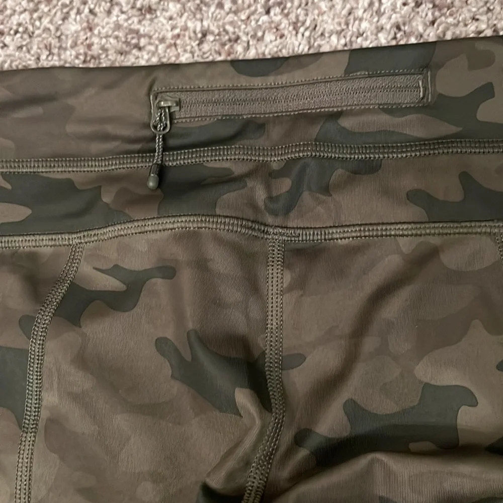 Lululemon Cropped Camouflage Like New Mid Rise Leggings - Picture 6 of 10